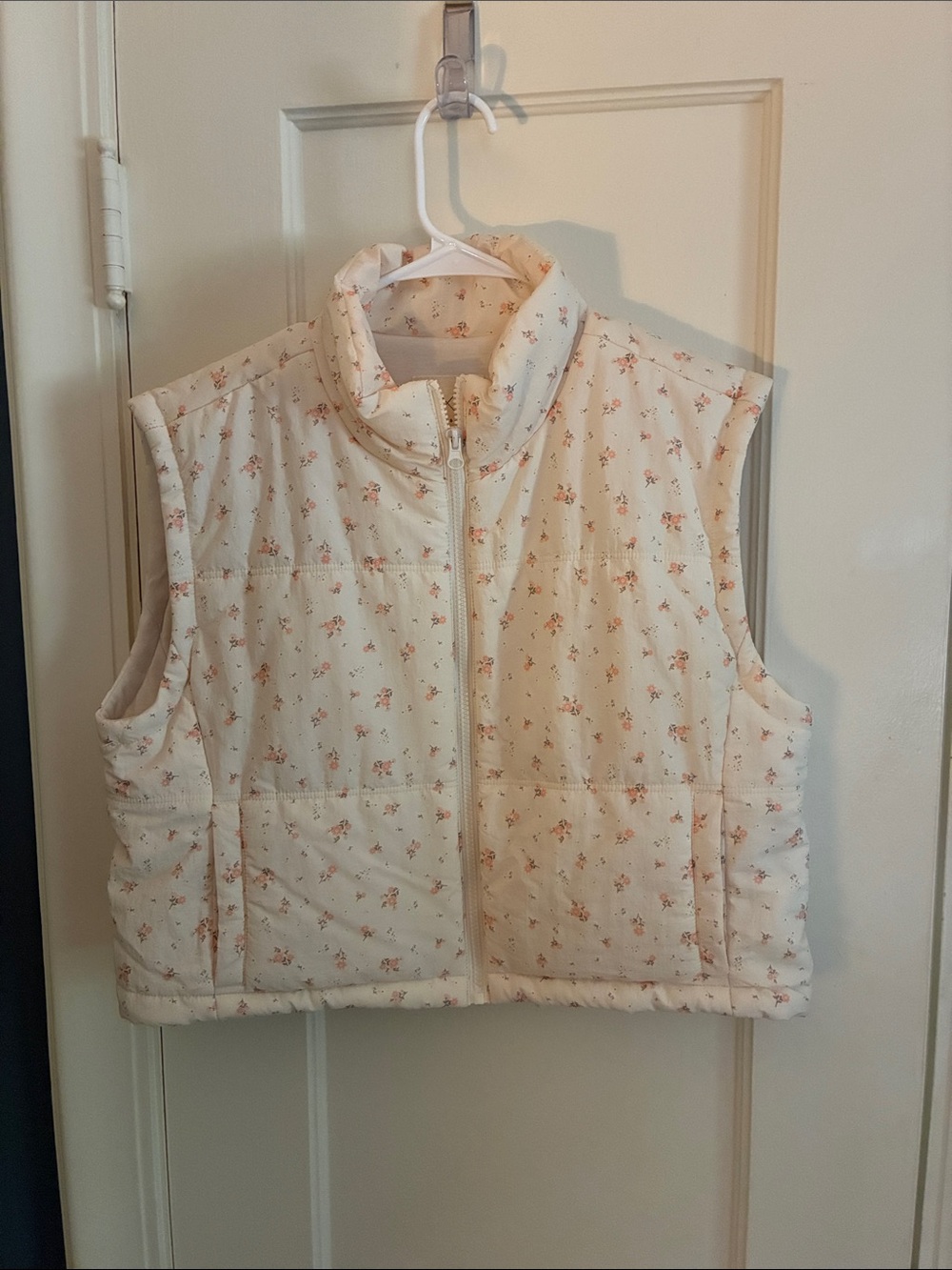 Thread & Supply Floral Puffer Vest Cream Pink Quilted Zip Up Sleeveless Jacket M